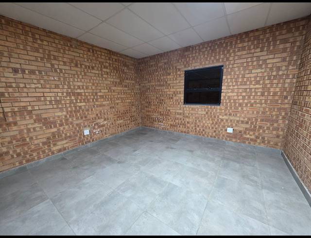 2,342M² WAREHOUSE TO LET IN ORMONDE